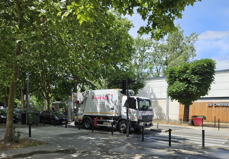 Camion BOM collecte ordures en ville Azura Recyclage
